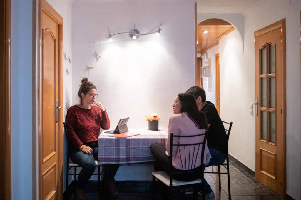 Família reunida amb la seva educadora social