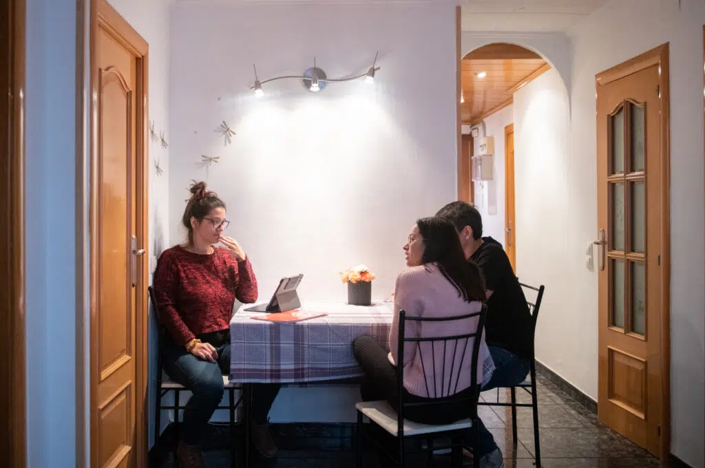 Família reunida amb la seva educadora social